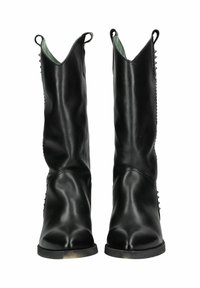 Bottes noires en cuir jusqu'au genou avec un bout pointu et des embellissements sur les côtés. Comprend des languettes de traction et un talon texturé pour une meilleure adhérence.