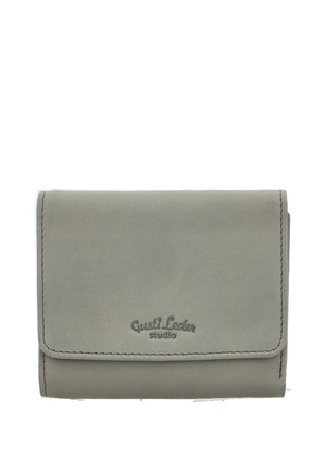 Kompakt gråt læderpung med synlige syninger og "Gusti Leder studio" præget på frontklappen.