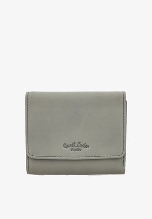 Kompakt gråt læderpung med synlige syninger og "Gusti Leder studio" præget på frontklappen.