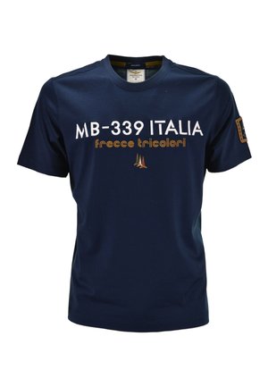 Maglietta blu navy con testo bianco "MB-339 ITALIA", testo oro "frecce tricolori" e un piccolo emblema tricolore sotto sul davanti.