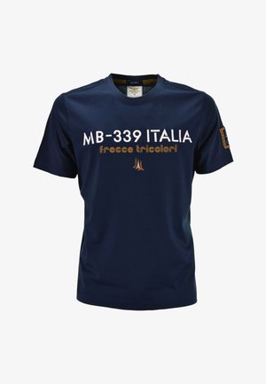 Maglietta blu navy con testo bianco "MB-339 ITALIA", testo oro "frecce tricolori" e un piccolo emblema tricolore sotto sul davanti.