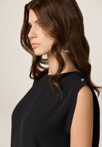 Oltre DRITTO A SPALLA LARGA - Vestido informal - nero