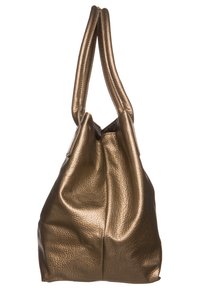 Borsa in pelle bronzea con texture, dotata di due manici imbottiti, mostrata appesa in una vista laterale su uno sfondo bianco.