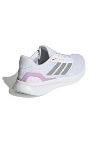 Hvide atletiske sko med en åndbar mesh-overdel, grå stribe detaljer og en pink accent på hælen. Tekstureret hvid sål.