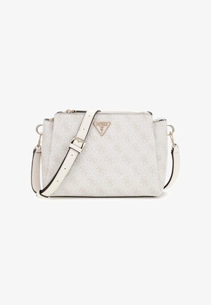 Weiße Handtasche mit strukturierter Oberfläche und Logomuster, Reißverschlussverschluss und verstellbarem Riemen. Verfügt über goldfarbene Metallteile und ein dreieckiges Logo-Detail.