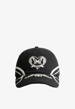 Zwarte pet met witte decoratieve borduursels met een hart- en vlindermotief. Aangevuld met witte strepen langs de klep. Gemaakt van katoen.