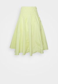 Jupe midi plissée jaune avec une taille smockée. Le tissu a une texture lisse et une apparence légère, adaptée aux temps chauds.