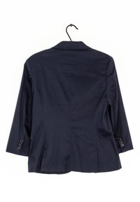 Mörkblå kavaj med en strukturerad design, med en enda bakslits, detaljer med treknappsmuddar och en mjuk tygtextur.