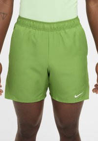 Vihreät urheilushortsit, joissa on joustava vyötärö, sileä pinta ja valkoinen Nike-logo vasemmassa alakulmassa.