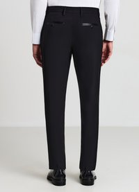 Schwarze, maßgeschneiderte Hose mit glatter Textur, ausgestattet mit zwei Gesäßtaschen mit Knopfverschluss und dezenten Nahtdetails.