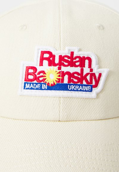 RUSLAN BAGINSKIY FRUIT STICKER BASEBALL CAP - Kapa - light beige
