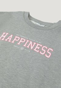 Sudadera gris con un cuello acanalado que presenta la palabra "HAPPINESS" en letras grandes de color rosa y un texto más pequeño debajo. Textura suave.