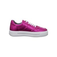 Sneaker bassa fucsia metallico con lacci bianchi e suola spessa in gomma bianca, mostrata di profilo rivolta a sinistra su sfondo bianco.