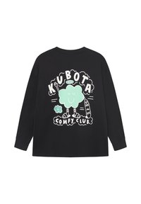 Schwarzes Langarmshirt mit einem bunten Grafikdesign, das eine grüne Wolkenfigur und den Text "KUBOTA COMFY CLUB" auf dem Rücken zeigt.