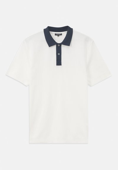 Hvit polo skjorte med en kontrasterende marineblå krage og tre-knapps placket. Korte ermer, klassisk passform og glatt tekstur.