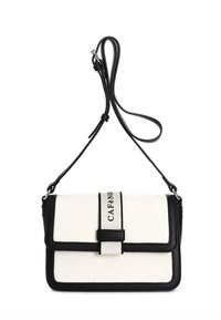 Borsa a tracolla in tela e pelle nera con pattina, dotata di una fascia centrale e dettagli con logo, e una strap regolabile per il trasporto.