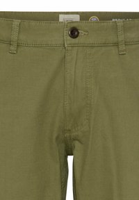 Olijfgroene katoenen broek met een rechte pasvorm, voorzien van een bruine knoopsluiting, riemlussen en subtiele stikseldetails.