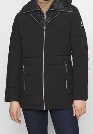 Doudoune noire avec une fermeture éclair à l'avant, design matelassé et grand col. Comprend deux poches latérales zippées et un logo sur la manche.