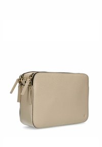 Beige strukturiertem Leder Tasche mit rechteckiger Form. Verfügt über einen Reißverschluss mit zwei Zipper-Ziehungen und goldfarbigen Hardware-Details.