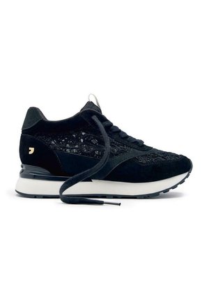 Sneaker nera con tomaia in suede, dettagli in pizzo, pannello laterale testurizzato nero, suola bianca e accento argento sul tallone.