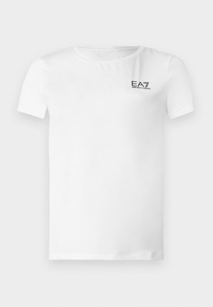 Baltas trumpomis rankovėmis marškinėlis iš minkštos medžiagos, kairėje viršutinėje pusėje yra juodas išsiuvinėtas logotipas, apvalus apykaklė ir tiesi apačia.