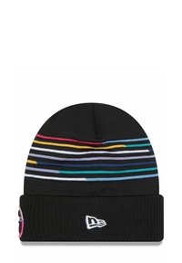 Schwarze Strickmütze mit mehrfarbigen horizontalen Streifen, ausgestattet mit einem umgeschlagenen Saum und einem kleinen weißen Logo an der Seite. Weiche Textur.