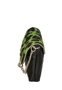 Borsa a mano in pelle nera con una pattina in pelliccia a stampa leopardata verde. Presenta una tracolla in catena dorata e un corpo testurizzato. Forma compatta, vista laterale.
