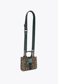 Borsa a tracolla con stampa leopardata e dettagli e tracolla verde scuro. Caratterizzata da accessori dorati e un'etichetta testurizzata. Design rettangolare compatto.
