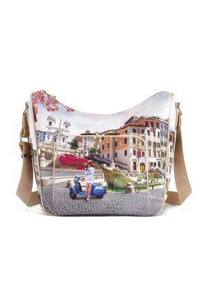 Borsa a tracolla in pelle con una stampa di paesaggio urbano colorata, forma curvata e una fascia regolabile beige con dettagli in metallo dorato.