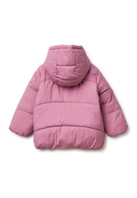 Růžová prošívaná bunda s kapucí, která má prošívaný design a elastické manžety. Zadní pohled ukazuje nadýchaný siluetu a hladkou texturu.