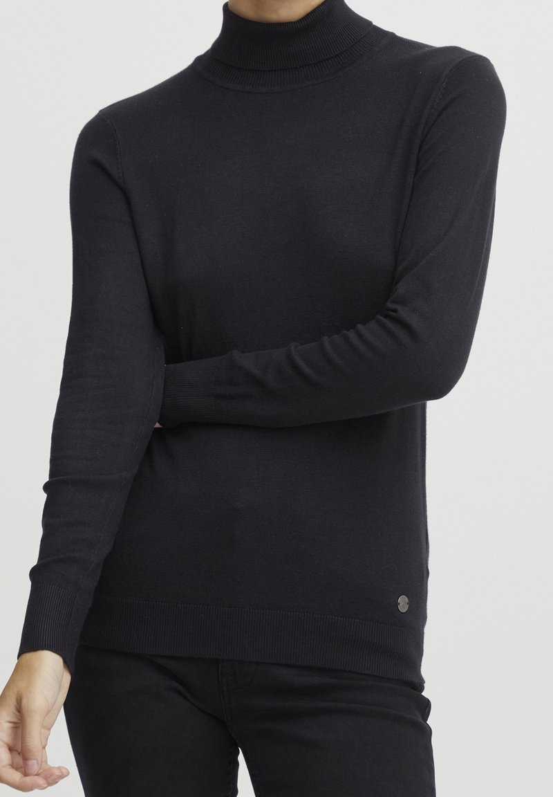 Schwarzer Rollkragenpullover aus glattem, elastischem Stoff. Mit langen Ärmeln, gerippten Bündchen und einem kleinen Logo nahe dem Saum.