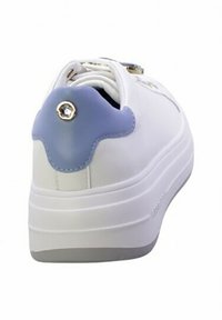 Sneaker bianca con finitura in pelle liscia, forma arrotondata, accento azzurro chiaro sul tallone e un bottone decorativo dorato sul retro.