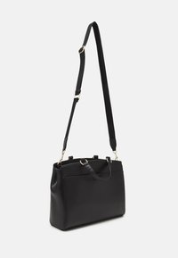 Borsa a tracolla nera con design strutturato, realizzata in materiale satinato. Presenta una tracolla rimovibile, doppi manici e dettagli in metallo dorato.