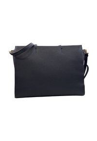 Borsa a tracolla in pelle nera con finitura testurizzata, dotata di tracolla removibile e design minimalista; un accento in metallo color oro.