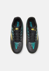 Zapatillas deportivas negras con acentos en azul y amarillo. Presentan un diseño texturizado y un cierre con cordones. Material ligero con una forma moderna.