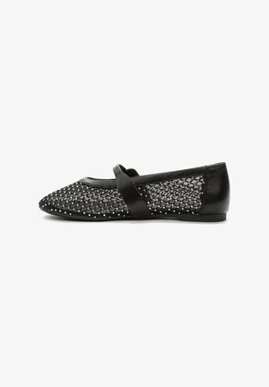 Zwarte platte schoen met een mesh bovenwerk met een geometrisch patroon, versierd met kleine witte kralen en een dunne band over de bovenkant.