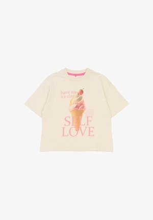 Tricou din bumbac de culoare crem, cu un grafic cu un corn de înghețată roz și textul "have an ice day" și "SELF LOVE" cu litere roz îndrăznețe.