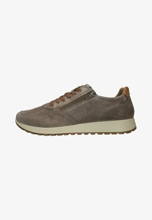 Zapatilla de ante gris con cordones marrones y cierre de cremallera, presenta un diseño perforado en el lateral, suela de goma beige, textura suave y forma casual.