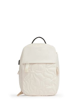 Zaino color crema con tasca frontale trapuntata, manico superiore nero e più cursori beige su sfondo bianco.