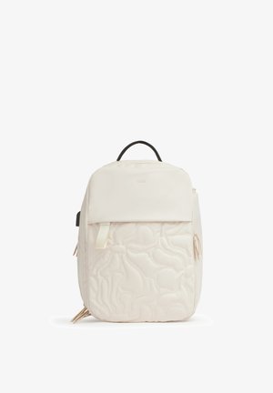Zaino color crema con tasca frontale trapuntata, manico superiore nero e più cursori beige su sfondo bianco.