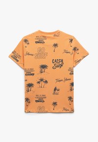 Korte mouw oranje T-shirt van katoen met zwarte surf-thema graphics, waaronder palmbomen, auto's en slogans. Ronde halslijn.
