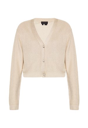 Lyhyt beige neulejakku, jossa on V-pääntie, pitkät hihat ja kolme metallipainiketta edessä. Rakenne on tekstuuri.