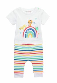 Camiseta blanca de manga corta con gráficos de animales coloridos e impresión de arcoíris. Pantalones a rayas en múltiples colores con cinturilla y puños elásticos.