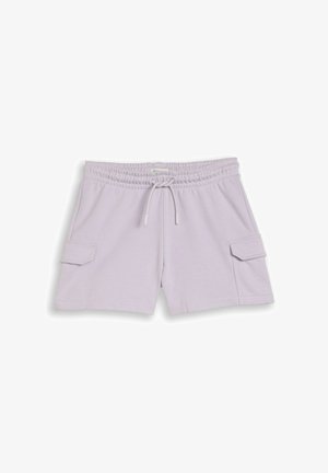 Hell-lila Freizeitshorts mit elastischem Bund, Kordelzug und Cargotaschen auf jeder Seite, flach auf weißem Hintergrund liegend.