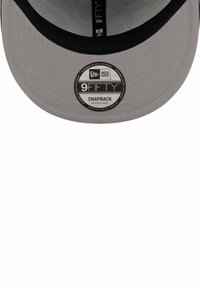 Snapback-Kappe mit einem grauen strukturierten Stoff und einem schwarzen Schirm. Verfügt über ein rundes Logotan, das "9FIFTY SNAPBACK MEDIUM-LARGE" angibt.