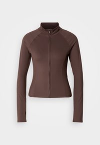 Smeđi zip-up jakna s dugim rukavima, izrađena od rastezljivog materijala, ima visoki ovratnik i prilagođen oblik s neprekidnim dizajnom ramena.