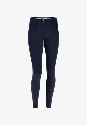 Leggings azul marino hechos de tela elástica, con un corte ajustado, dos bolsillos frontales y cierre de botones en la parte delantera. Textura suave y diseño ceñido.