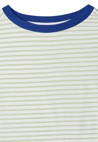 T-shirt blanc col rond avec fines rayures horizontales vert clair et col uni bleu.