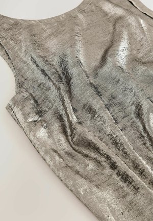Rochie metalică fără mâneci, de culoare argintie, cu o textură netedă și un ușor luciu. Materialul are cute subtile și un guler rotund.