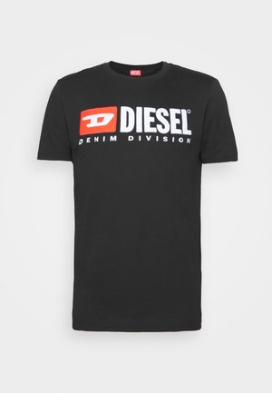 Czarna koszulka z krótkim rękawem z logo "DIESEL" w kolorze białym i czerwonym oraz napisem "DENIM DIVISION" nadrukowanym na piersi.